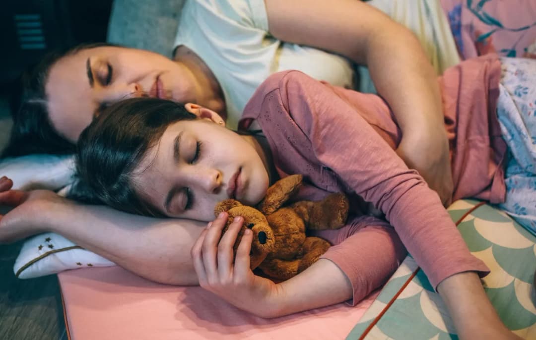 Czy dziecko może spać z rodzicami? Bezpieczeństwo i zalecenia ekspertów Czy dziecko może spać z rodzicami? Bezpieczeństwo i zalecenia ekspertów