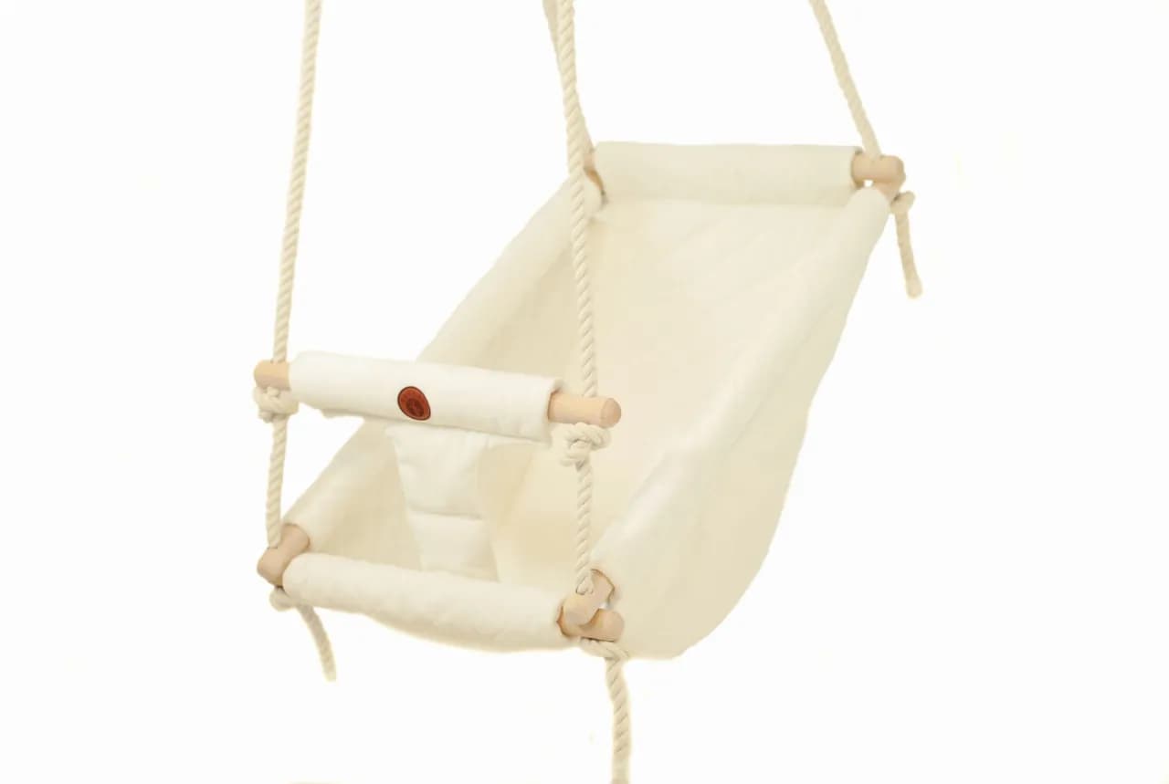 Huśtawka dla niemowlaka od kiedy? Bezpieczne wprowadzenie do zabawy Huśtawka dla niemowlaka od kiedy? Bezpieczne wprowadzenie do zabawy