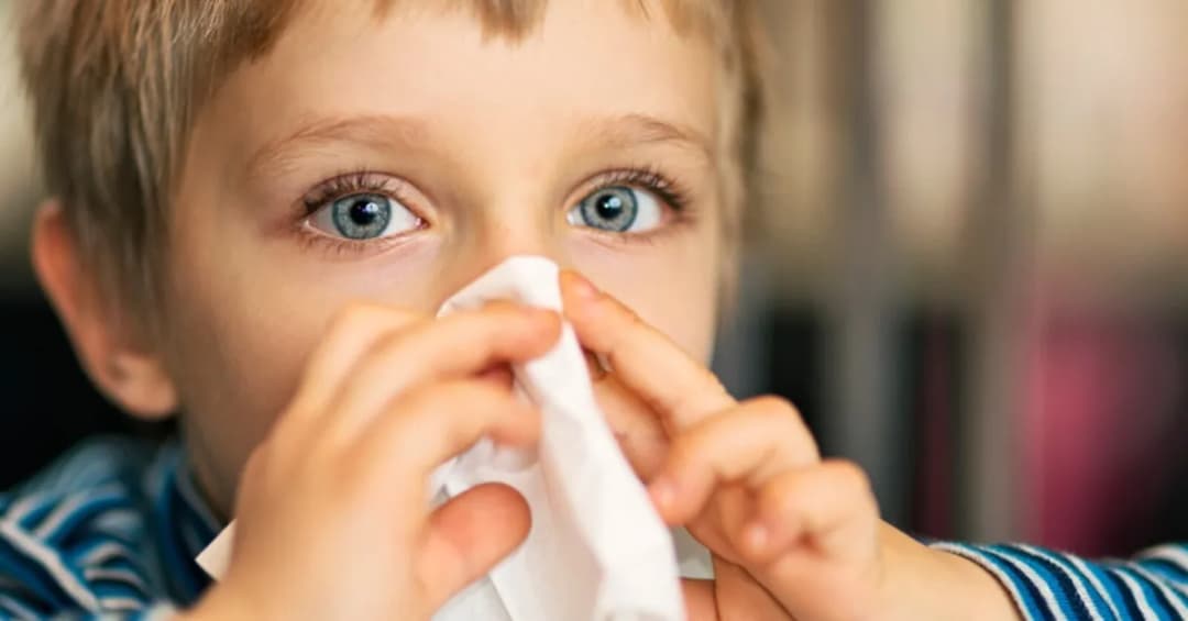 Czy puszczać dziecko z katarem do żłobka? Sprawdź, co robić.