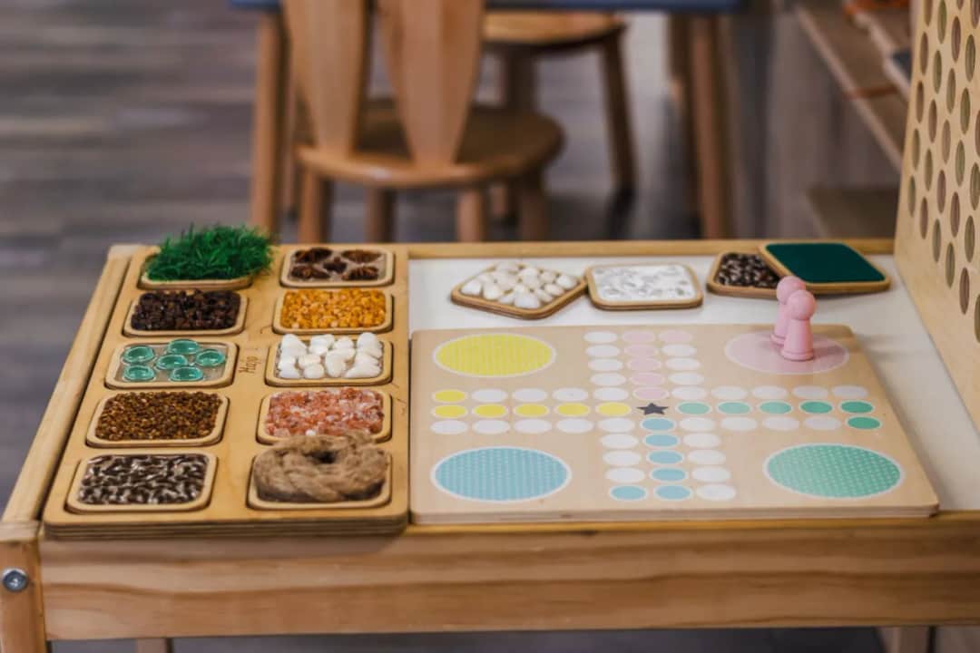 Tablica sensoryczna dla niemowlaka: rozwój i zabawa w jednym