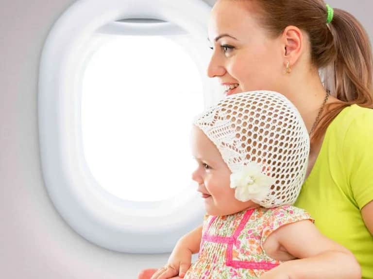 Z jak małym dzieckiem można latać samolotem? Kluczowe informacje i porady