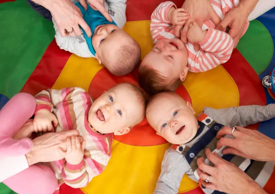 Ile opiekunek na dziecko w żłobku? Poznaj ważne przepisy i normy