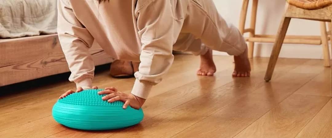 Ćwiczenia na poduszce sensorycznej, które poprawią twoją równowagę i siłę