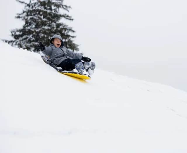 Gdzie na sanki z dzieckiem w Karpaczu? Najlepsze miejsca na zimowe szaleństwo