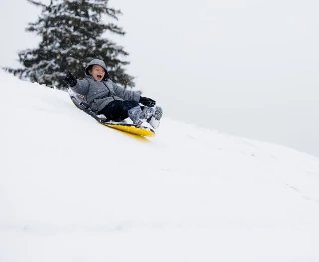 Gdzie na sanki z dzieckiem w Karpaczu? Najlepsze miejsca na zimowe szaleństwo
